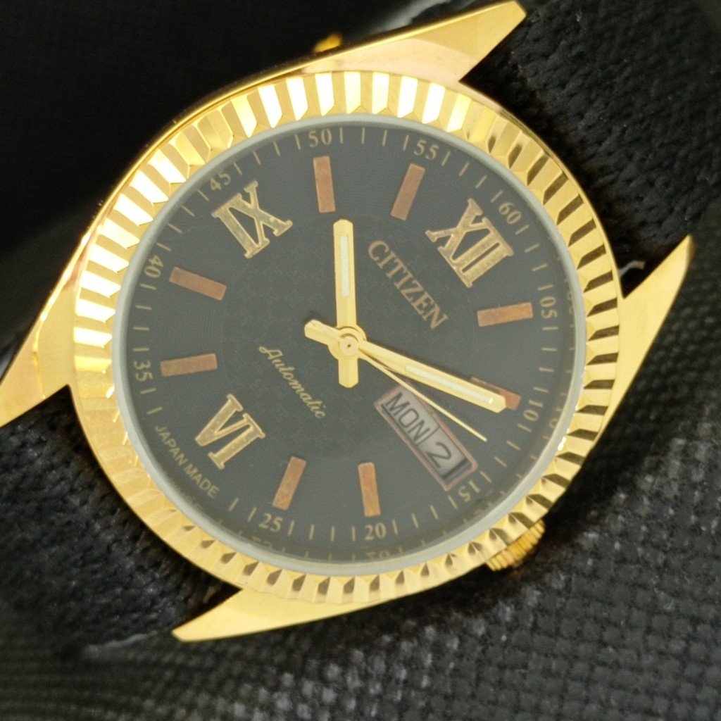 Vintage 1968 Citizen Automatic Mens Gold Watch WDaydate  Black Accents Cloth